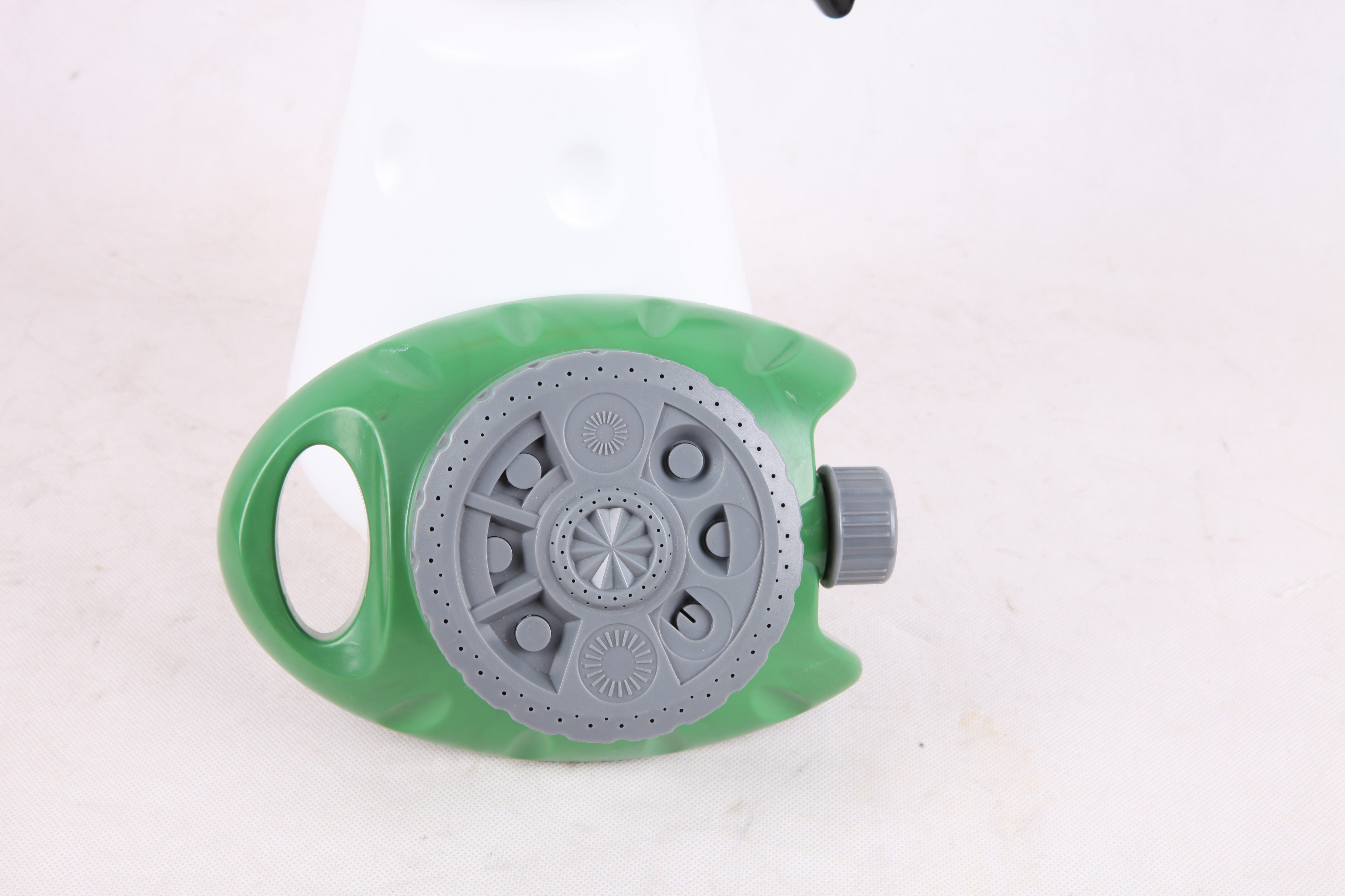 пластиковый разбрызгиватель над землей (5)