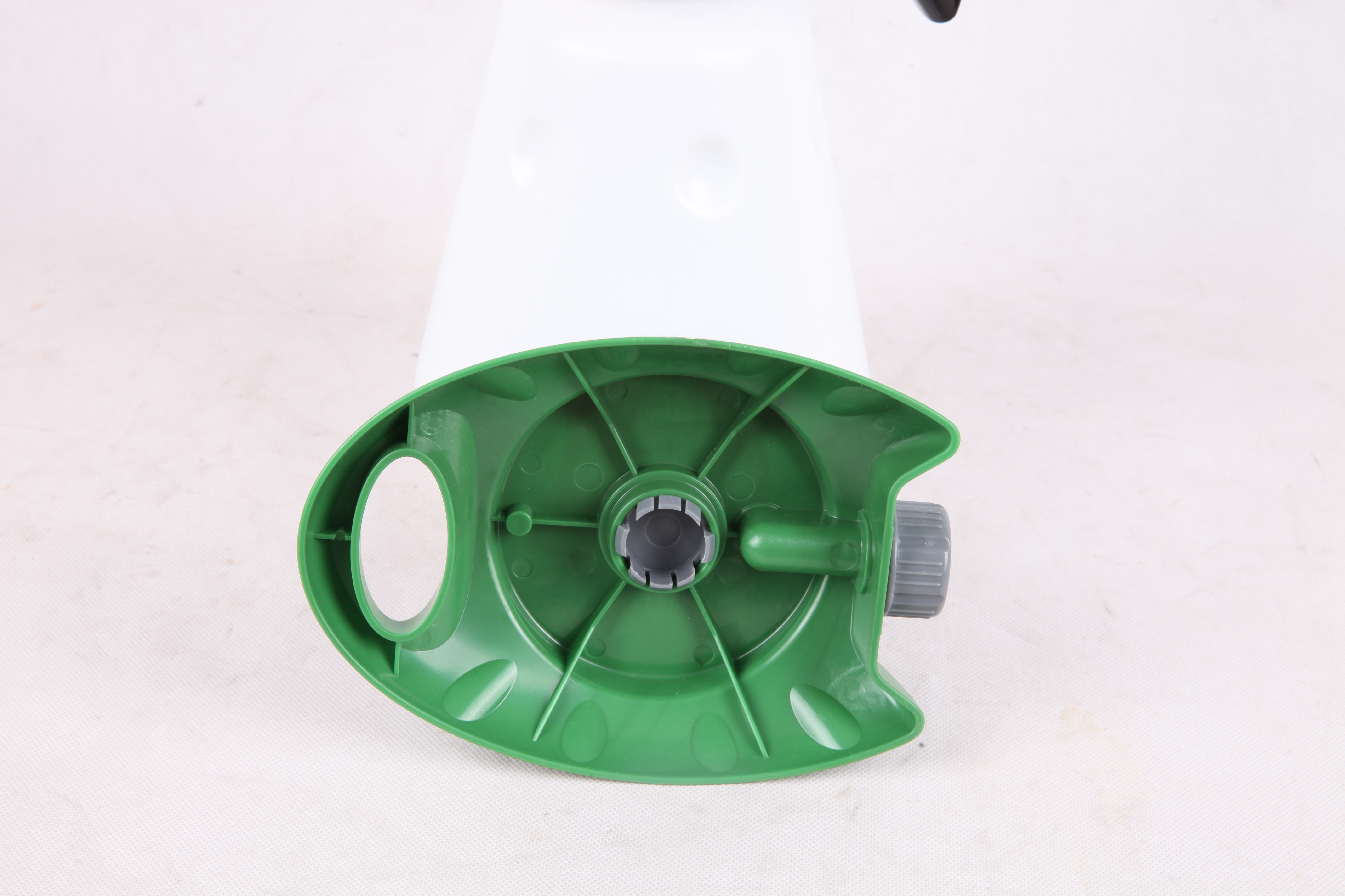 пластиковый разбрызгиватель над землей (6)